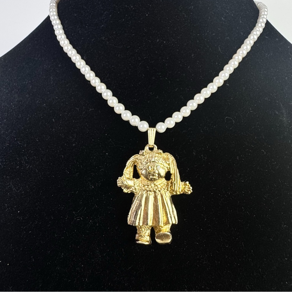 Pearl necklace with a vintage charm